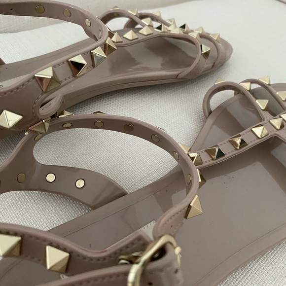 Valentino Poudre ROCKSTUD FLAT RUBBER SANDAL - Picture 10 of 12